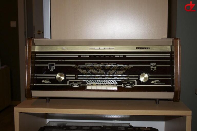 Philips B6X12A valve radio